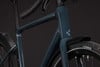 Rahmendetail eines dunkelblauen Fahrrads mit Schutzblechen und Schwalbe-Reifen.