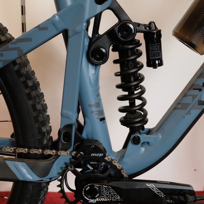 Hinterer Stoßdämpfer und Federung eines Mountainbikes mit blauem Rahmen. Hinterer Stoßdämpfer und Federung eines Mountainbikes mit blauem Rahmen.