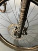 Detail eines Mountainbike-Vorderrads mit Scheibenbremse und RockShox-Federung.