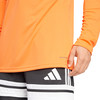 Orange Langarmshirt mit schwarzen Shorts und Adidas-Logo.