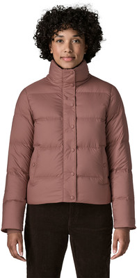 Eine rosafarbene Daunenjacke für Damen mit Stehkragen und Druckknopfverschluss. Eine rosafarbene Daunenjacke für Damen mit Stehkragen und Druckknopfverschluss.