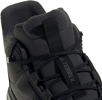 Detail zimní boty Adidas Terrex s kožíškem a tkaničkami. Detail zimní boty Adidas Terrex s kožíškem a tkaničkami.