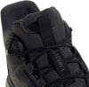 Detail zimní boty Adidas Terrex s kožíškem a tkaničkami.