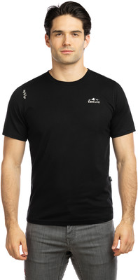 Ein Mann in einem schwarzen T-Shirt mit CHILLAZ-Logo und grauer Jeans. Ein Mann in einem schwarzen T-Shirt mit CHILLAZ-Logo und grauer Jeans.