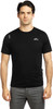 Ein Mann in einem schwarzen T-Shirt mit CHILLAZ-Logo und grauer Jeans.