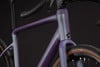 Detail des Rahmens eines violett-grauen Gravelbikes mit Cube-Logo.