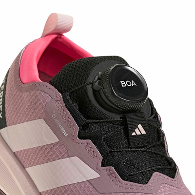 Rosa Adidas Terrex Wanderschuh mit BOA-System und Logo. Rosa Adidas Terrex Wanderschuh mit BOA-System und Logo.