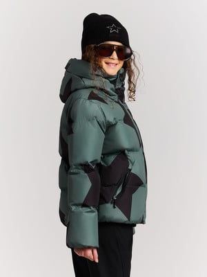 Mädchen in grüner Sternenjacke und schwarzer Mütze mit Stern. Mädchen in grüner Sternenjacke und schwarzer Mütze mit Stern.
