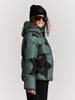 Mädchen in grüner Sternenjacke und schwarzer Mütze mit Stern.
