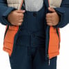 Kinder-Winterjacke mit orangefarbenen und beige Einsätzen und dunkelblauen Latzhosen.