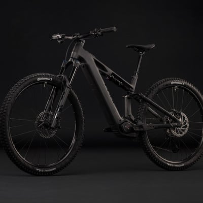 Ein schwarzes E-Bike mit Federung auf dunklem Hintergrund. Ein schwarzes E-Bike mit Federung auf dunklem Hintergrund.