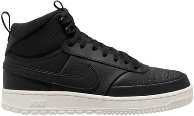 Fekete Nike magas szárú edzőcipő fehér talppal és Nike logóval. Fekete Nike magas szárú edzőcipő fehér talppal és Nike logóval.