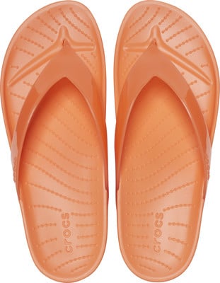 Ein Paar orangefarbene Crocs-Flip-Flops mit gerippter Innensohle. Ein Paar orangefarbene Crocs-Flip-Flops mit gerippter Innensohle.