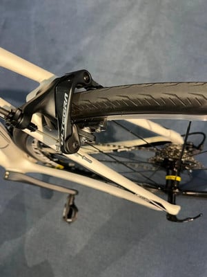 Detail eines weißen Fahrrads mit Shimano Ultegra Bremssattel. Detail eines weißen Fahrrads mit Shimano Ultegra Bremssattel.