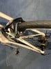 Detail eines weißen Fahrrads mit Shimano Ultegra Bremssattel.