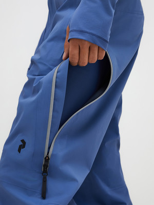 Blaue Skihose mit offenem Seitenreißverschluss. Blaue Skihose mit offenem Seitenreißverschluss.