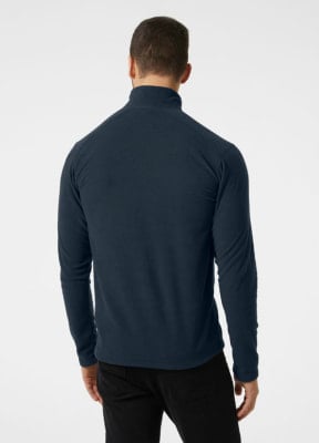 Rückansicht eines Mannes in einer dunkelblauen Fleecejacke mit Stehkragen. Rückansicht eines Mannes in einer dunkelblauen Fleecejacke mit Stehkragen.