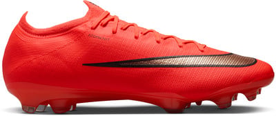 Roter Fußballschuh mit schwarzem und goldenem Streifen und ATOMKNIT-Aufschrift. Roter Fußballschuh mit schwarzem und goldenem Streifen und ATOMKNIT-Aufschrift.