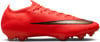 Roter Fußballschuh mit schwarzem und goldenem Streifen und ATOMKNIT-Aufschrift.