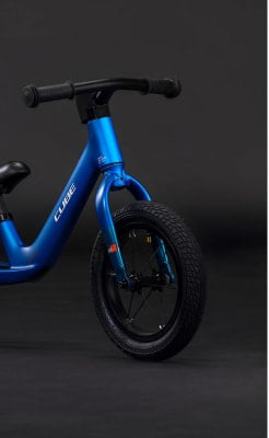 Ein blaues Kinderlaufrad mit schwarzem Lenker und schwarzem Rad. Ein blaues Kinderlaufrad mit schwarzem Lenker und schwarzem Rad.