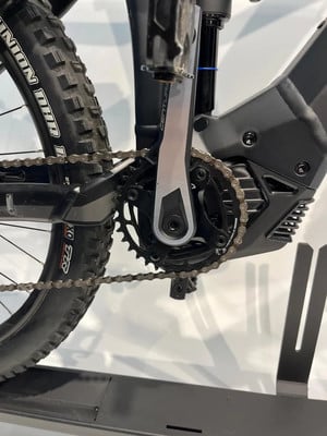 Detail eines E-Mountainbikes mit Kette und Kurbel auf weißem Hintergrund. Detail eines E-Mountainbikes mit Kette und Kurbel auf weißem Hintergrund.