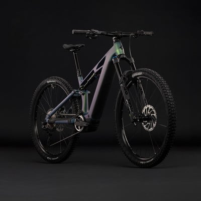 Ein E-Mountainbike mit farbigem Rahmen und Federung auf schwarzem Hintergrund.