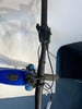 Detail des Lenkers und der Vorderradgabel eines blauen Fahrrads mit blauen Akzenten.