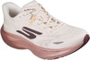 Ein beiger Skechers Laufschuh mit einer rosafarbenen Sohle und einem dunkelweinroten Logo.