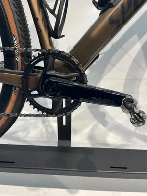 Detail einer Fahrradkurbel mit SRAM Rival und GRX-Pedal. Detail einer Fahrradkurbel mit SRAM Rival und GRX-Pedal.