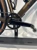 Detail einer Fahrradkurbel mit SRAM Rival und GRX-Pedal.