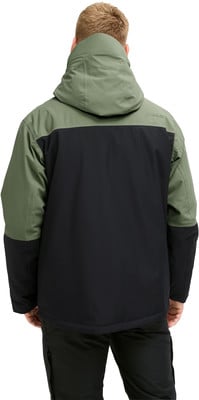 Rückansicht eines Mannes in einer grünen und schwarzen Kapuzenjacke. Rückansicht eines Mannes in einer grünen und schwarzen Kapuzenjacke.