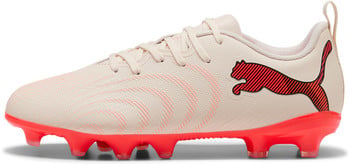 Beige Puma Fußballschuhe mit rotem Logo und Sohle.