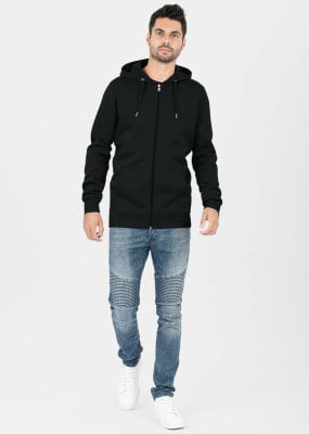 Ein Mann in einem schwarzen Kapuzenpullover mit Reißverschluss, blauer Jeans und weißen Sneakern. Ein Mann in einem schwarzen Kapuzenpullover mit Reißverschluss, blauer Jeans und weißen Sneakern.