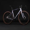 Modernes Gravelbike mit violettem Rahmen und farbigem Muster.