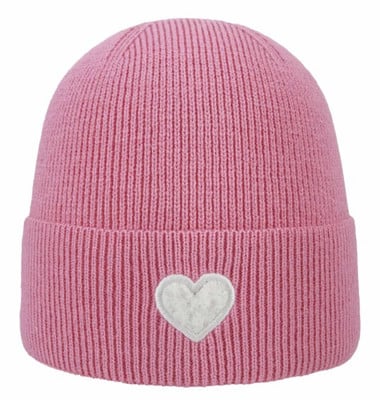 Eine rosa Strickmütze mit einem weißen Herz vorne. Eine rosa Strickmütze mit einem weißen Herz vorne.