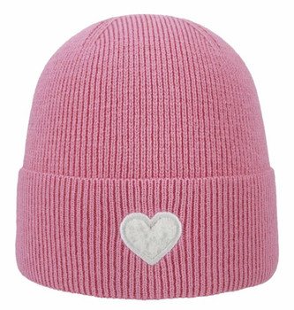 Eine rosa Strickmütze mit einem weißen Herz vorne.