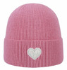 Eine rosa Strickmütze mit einem weißen Herz vorne.