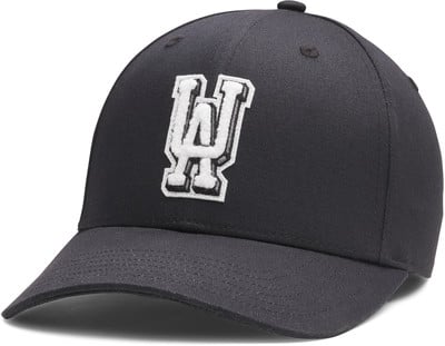 Eine schwarze Kappe mit einem weißen „LA“-Logo im Retro-Stil. Eine schwarze Kappe mit einem weißen „LA“-Logo im Retro-Stil.