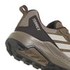 Detail boty Adidas Terrex s béžovými pruhy a tmavým logem.