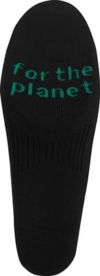Schwarze Socken mit dem Schriftzug „for the planet“ in Grün.