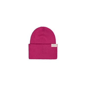 Eine pinke Strickmütze mit kleinem Logo-Patch oben.