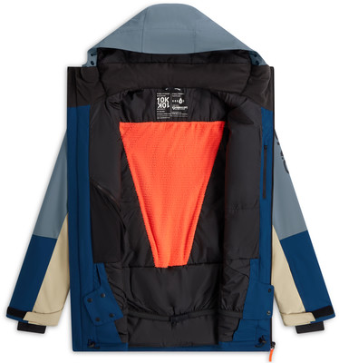 Innere Seite einer blauen Winterjacke mit orangefarbenem Futter und Etiketten. Innere Seite einer blauen Winterjacke mit orangefarbenem Futter und Etiketten.