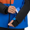 Ein Mann in einer blauen Jacke steckt eine Karte mit dem Intersport-Logo in seine Tasche.