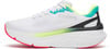 Ein weißer Saucony-Laufschuh mit farbigen Akzenten und Markenlogo.