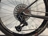 Detail des Schaltwerks eines Mountainbikes mit Kassette und Kette.