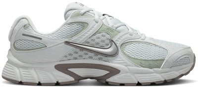 Fehér Nike cipő szürke és zöld részletekkel, hálós felsőrésszel. Fehér Nike cipő szürke és zöld részletekkel, hálós felsőrésszel.