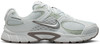 Fehér Nike cipő szürke és zöld részletekkel, hálós felsőrésszel.