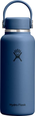 Eine blaue Hydro Flask Flasche mit Henkel und Logo. Eine blaue Hydro Flask Flasche mit Henkel und Logo.