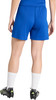 Rückansicht einer Person in blauen Fußballshorts und weißen Socken.