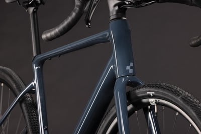 Detail eines Fahrradrahmens mit Cube-Logo und Vorderrad. Detail eines Fahrradrahmens mit Cube-Logo und Vorderrad.